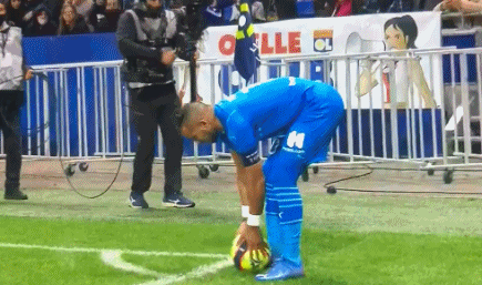 图片报：基米希在加练角球，本赛季他利用角球已送出四次助攻（图片报：基米希苦练角球，本赛季角球助攻已达4次）