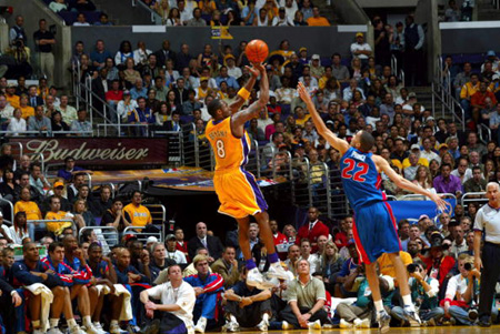 孔萨：凯恩给球队设立标准，那自然而然会激励我们（孔萨：凯恩为球队树立标杆，自然而然激励全队）