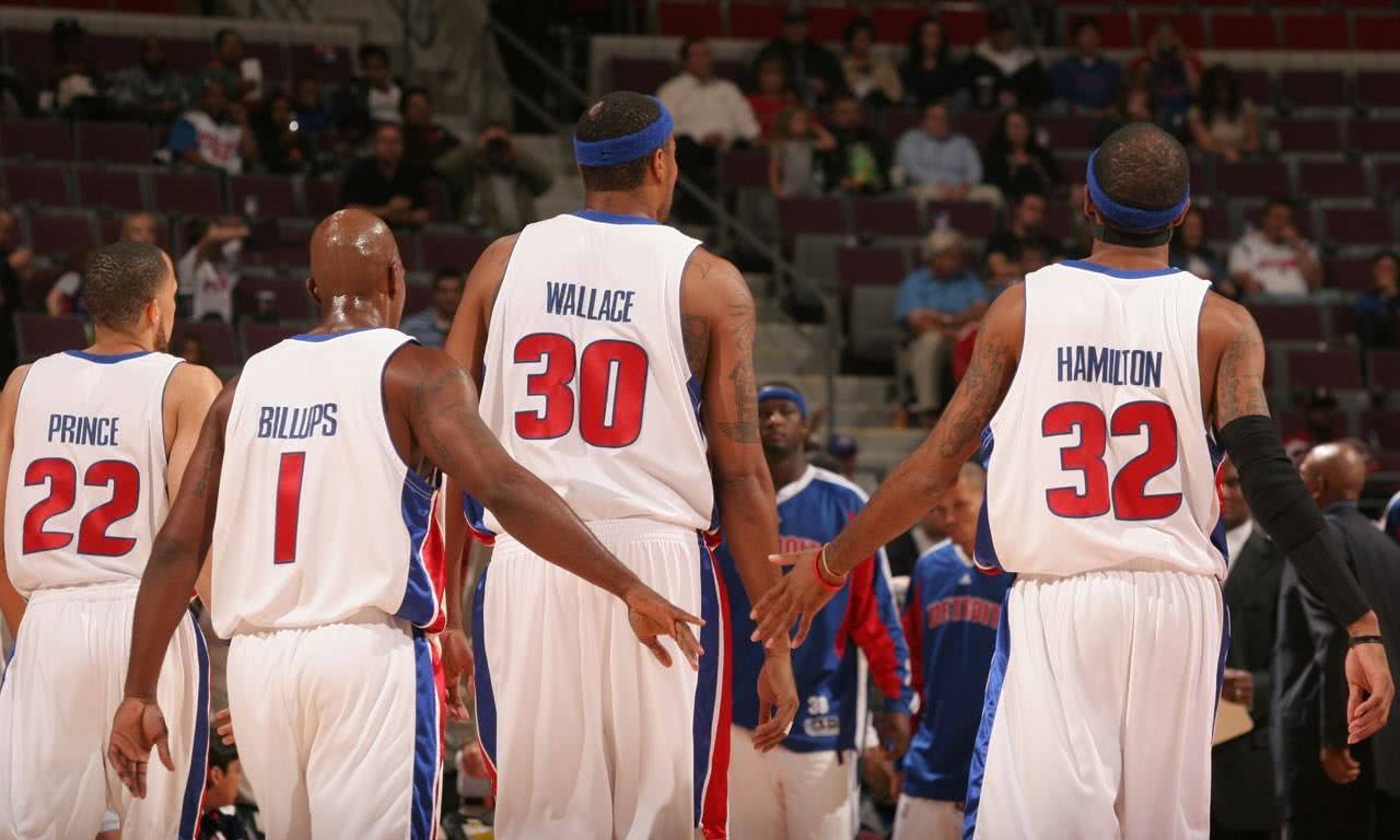 中场核心连续送出致命直塞（中场核心连番送出致命直传）